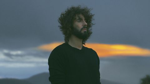 Mikel Izal estrena su primer trabajo en solitario.