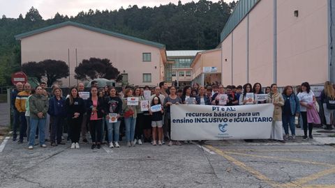 Concentraci�n ante el IES Agra de Ra�ces de Cee, en imagen de archivo