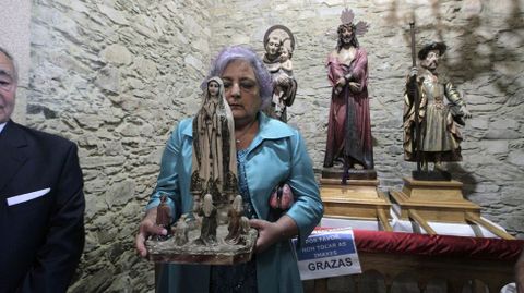 Una feligresa sostiene la imagen de la Virgen de Ftima, una de las 11 que los vecinos de Rubin sacan en procesin en las fiestas del Ecce Homo