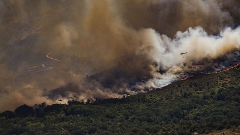 Vista de una espesa columna de humo provocada por el incendio forestal de Burgohondo.