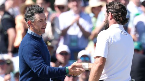 McIlroy saluda a Cameron Young al terminar su ronda en Augusta.