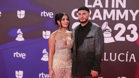 Lola Romero y Omar Montes en la alfombra roja