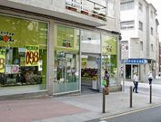 A escasos metros de esta fruter�a de Cobi�n Roffignac hay dos m�s, las tres son franquicias. 