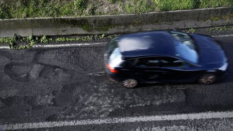 Firme en mal estado en la zona de A Pasaxe