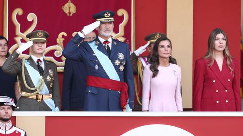 La princesa Leonor; el rey Felipe VI; la reina Letizia y la infanta Sof�a, durante el acto solemne de homenaje a la bandera nacional y desfile militar por el 12 de octubre
