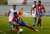 El laxense del Compostela Borja Facal entra a C�sar Otero ante la mirada de Josi�o.