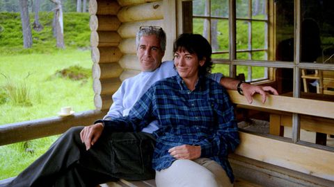Ghislaine Maxwell y Jeffrey Epstein, en una imagen de los archivos publicados por el Departamento de Justicia.