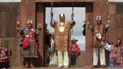 El presidente de Bolivia, Evo Morales, asiste al ritual de investidura como lder indgena en las ruinas precolombinas de Tiahuanaco