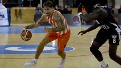 Javi Vega avanza hacia canasta durante el partido del Leyma ante el Girona.