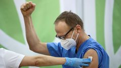 Un trabajador sanitario austr�aco recibe la vacuna contra el covid-19