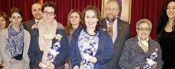 Isabel Carril, Miriam V�zquez (centro) y Josefa Exp�sito, recogieron el premio Entre Mulleres.