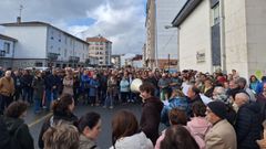 Los asistentes se concentraron ante del edificio del centro de salud de Chantada