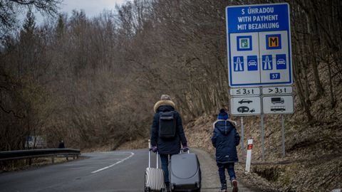 Las carreteras sigue llenas de gente queriendo huir de Ucrania