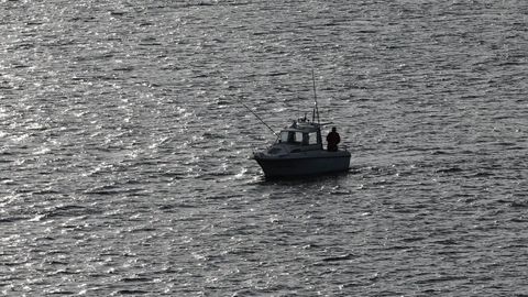 Foto de archivo de una lancha practicando la pesca recreativa