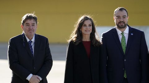 La reina Letizia posa junto al director del Instituto Cervantes, Luis Garca Montero (i), y al presidente del Principado de Asturias, Adrin Barbn, a su llegada a la reunin anual de directores del Instituto Cervantes, este martes, en el Centro Cultural Internacional Oscar Niemeyer de Avils