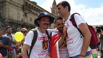 De izquierda a derecha: Joseba, Javier y Jorge a su llegada la Praza do Obradoiro.