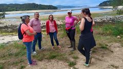 Los diputados�Rosana P�rez y �scar Insua, con las mariscadoras y la reponsable local del BNG, Ana Pasantes, este mes�en Camari�as