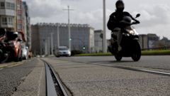 Raíles del tranvía entre la Domus y el hotel Meliá María Pita