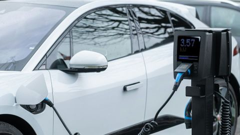 Recarga de la bater�a de un coche el�ctrico.