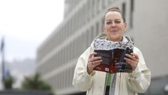 Begoa Gil con su ltima novela en el edificio de la Xunta de Galicia en Vigo. 