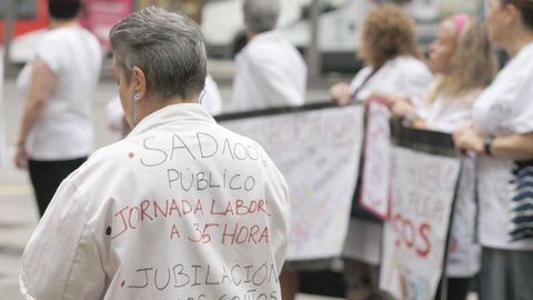 Trabajadoras del Servicio de Ayuda a Domicilio, Residencias y Afines, concentradas frente a la sede de la Fundacin de Servicios Sociales de Gijn  