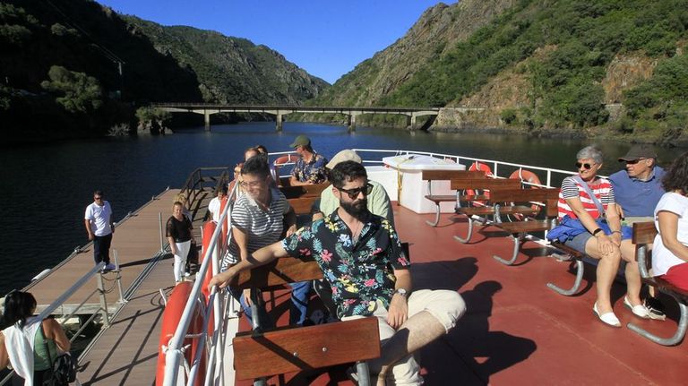 Pasajeros de uno de los barcos tursticos que recorren el can del Sil, en la Ribeira Sacra