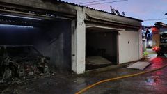 Las llamas calcinaron por completo el veh�culo estacionado en la cochera
