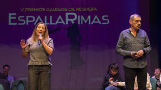 Lupe Blanco e Suso de Xornes, durante a regueifa final onte en Carballo