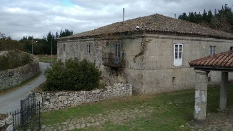 El edificio de la antigua casa rectoral de Proendos está desocupado desde hace cerca de cuarenta años