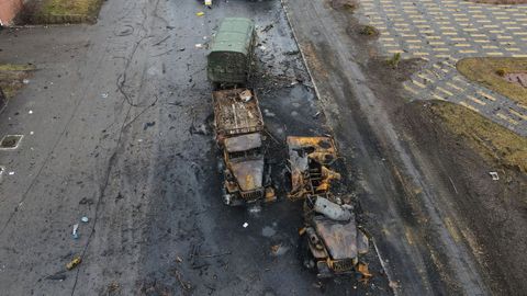 Veh�culos militares rusos calcinados cerca de Kiev