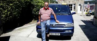 Jes�s preparaba ayer el taxi en su casa de A�obres (Moraime-Mux�a) para el viaje que realizar� entre hoy y ma�ana hasta Vaduz.