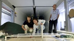 Davide de Domenico y Miguel Roca Rodr�guez trabajan en la maqueta que reproduce fielmente en el t�nel del viento el puente que se va a construir, bajo la mirada del catedr�tico Santiago Hern�ndez Ib��ez