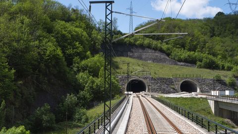Electrificaci�n del tramo de nueva construcci�n de 50 km entre La Robla y Pola de Lena, en la L�nea de Alta Velocidad (LAV) Le�n-Asturias.