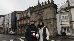 Manuel y Mara, ante la Porta de Carlos V de Viveiro, por donde sale el Camio do Mar