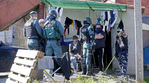 Operativo antidroga de la Guardia Civil en el poblado de O Vao