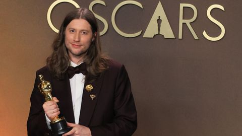 Ludwing G�ransson posa con la estatuilla a mejor banda sonora por �Los pecadores�