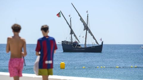 La carabela Vera Cruz fondeada frente a Silgar, en Sanxenxo