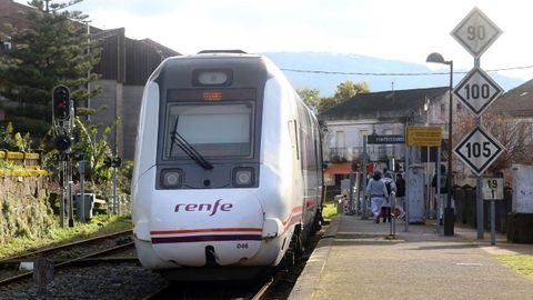 Tren con destino Vigo, pasando por la estación de Pontecesures, en una imagen de archivo.