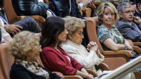 Esperanza Aguirre observa a la madre de Cristina Cifuentes sentada en la tribuna de invitados de la Asamblea