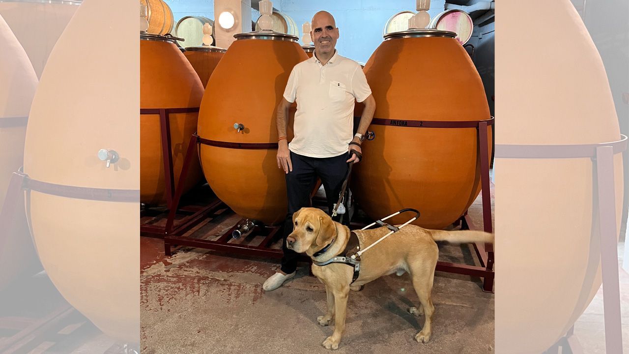 Jonatan Armengol es el único crítico gastronómico ciego de España: «La merluza a la gallega no existe, es algo que nos hemos inventado los de fuera»