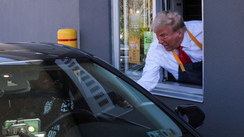 Trump, sirviendo en un puesto de McDonalds, en Pensilvania.