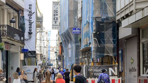 Tramo de la calle Real con varios edificios cubiertos por andamios
