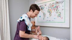Zuckerberg cambiadno los pa�ales a su hija. 