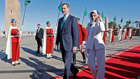 l rey Felipe VI y la reina Letizia participan en la tradicional ofrenda floral ante el Mausoleo donde estn las tumbas de Mohamed V y Hasn II, este jueves, en Rabat, durante la segunda jornada de su visita de Estado a Marruecos