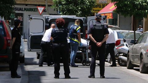 Operarios de una funeraria trasladan el cuerpo de uno de los dos fallecidos en el suceso de C�rdoba
