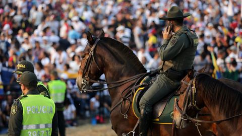 Asistentes disfrutan del concierto en el puente fronterizo de Tienditas, en C�cuta (Colombia)