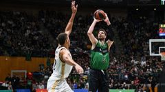 Ante Tomic lanza a canasta ante Walter Tavares en Badalona