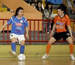 La burelista Lidia presiona a la catalana Manzi.