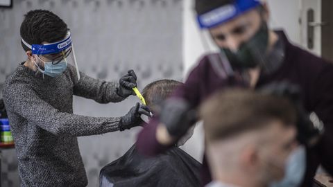 Peluqueros de Austria realizan su trabajo con medidas de seguridad