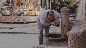 Un hombre trata de refrescarse en una fuente en las calles de Ourense. 